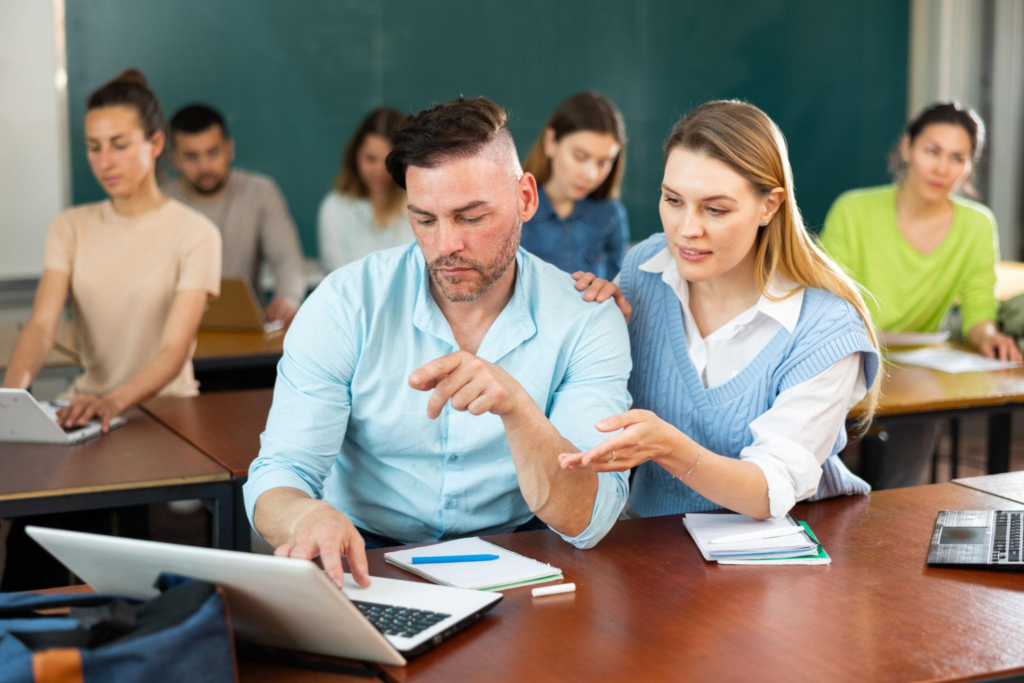 Voksne deltakere samarbeider på kurs og kompetanseprogram hos Campus Nord.